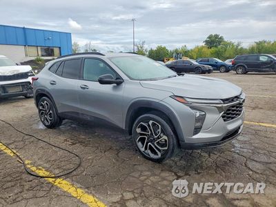 Czwarte zdjęcie samochodu z boku: 2025 CHEVROLET TRAX 2RS VIN:KL77LJEP1SC013842 - miniatura