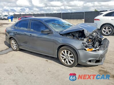Czwarte zdjęcie samochodu z boku: 2014 VOLKSWAGEN JETTA BASE VIN:3VW2K7AJ8EM237324 - miniatura