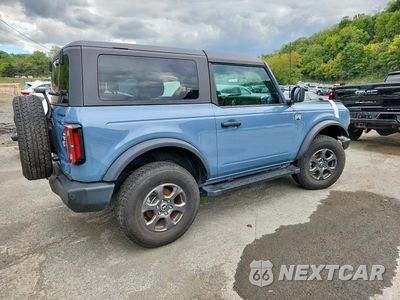 Trzecie zdjęcie samochodu z tyłu: 2024 FORD BRONCO BIG BEND VIN:1FMDE7AHXRLA85162 - miniatura