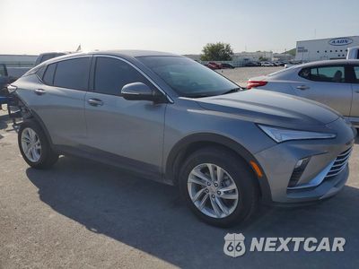 Czwarte zdjęcie samochodu z boku: 2024 BUICK ENVISTA PREFERRED VIN:KL47LAE2XRB129235 - miniatura