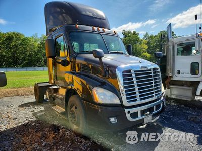 Czwarte zdjęcie samochodu z boku: 2017 FREIGHTLINER CASCADIA 113 SEMI TRUCK VIN:1FUBGBDV0HLHH2540 - miniatura