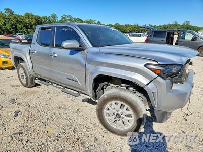 Czwarte zdjęcie samochodu z boku: 2025 TOYOTA TACOMA SR5 VIN:3TMLB5JN6SM136647 - miniatura