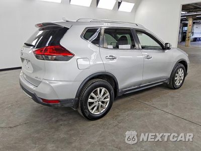 Trzecie zdjęcie samochodu z tyłu: 2017 NISSAN ROGUE SV VIN:5N1AT2MV9HC840104 - miniatura