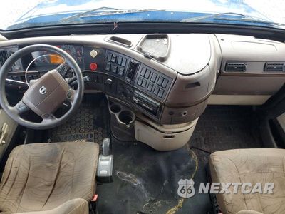 Zdjęcie 8 z 14 samochodu: 2013 VOLVO VNL SEMI TRUCK VIN:4V4NC9EH3DN141190 - miniatura