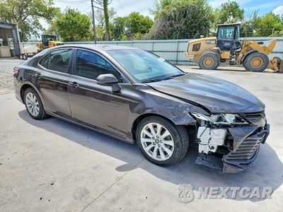 Czwarte zdjęcie samochodu z boku: 2018 TOYOTA CAMRY L VIN:4T1B11HK9JU036454 - miniatura