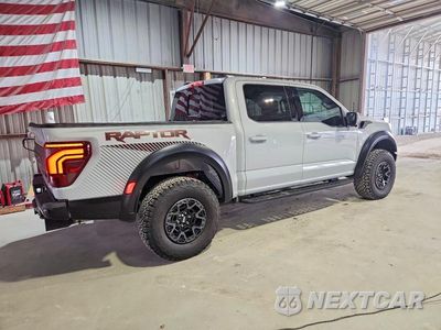 Trzecie zdjęcie samochodu z tyłu: 2025 FORD F150 RAPTOR VIN:1FTFW1RG8SFC13101 - miniatura