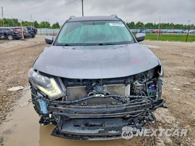 Piąte zdjęcie samochodu w środku: 2017 NISSAN ROGUE SV VIN:KNMAT2MT2HP595335 - miniatura