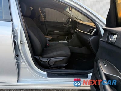 Piąte zdjęcie samochodu w środku: 2019 KIA OPTIMA LX VIN:5XXGT4L31KG343064 - miniatura