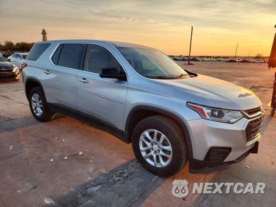 Czwarte zdjęcie samochodu z boku: 2019 CHEVROLET TRAVERSE LS VIN:1GNERFKW9KJ180356 - miniatura