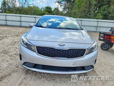 Piąte zdjęcie samochodu w środku: 2017 KIA FORTE LX VIN:3KPFL4A72HE118705 - miniatura