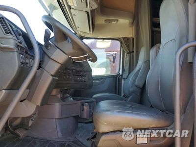Zdjęcie 7 z 14 samochodu: 2022 VOLVO VNL SEMI TRUCK VIN:4V4NC9EH9NN312588 - miniatura
