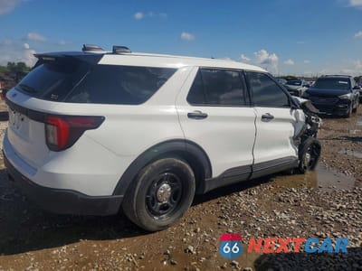 Trzecie zdjęcie samochodu z tyłu: 2025 FORD EXPLORER POLICE INTERCEPTOR VIN:1FM5K8AW7SGC23806 - miniatura