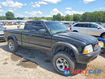 Czwarte zdjęcie samochodu z boku: 1999 GMC SONOMA VIN:1GTCT19WXX8513740 - miniatura