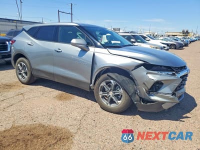 Czwarte zdjęcie samochodu z boku: 2026 CHEVROLET BLAZER 2LT VIN:3GNKBCR47TS175408 - miniatura