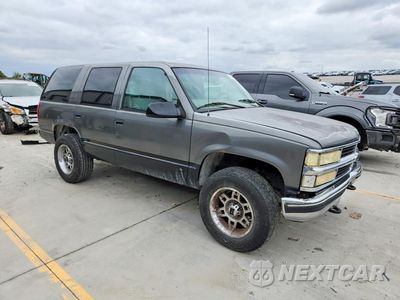 Czwarte zdjęcie samochodu z boku: 1999 CHEVROLET TAHOE K1500 VIN:1GNEK13R3XJ463200 - miniatura