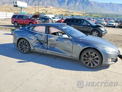 Czwarte zdjęcie samochodu z boku: 2013 TESLA MODEL S VIN:5YJSA1CP3DFP22610 - miniatura