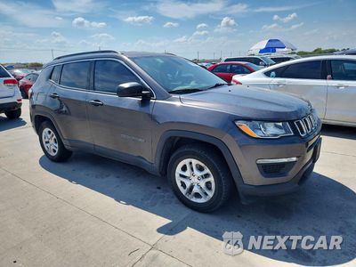 Czwarte zdjęcie samochodu z boku: 2020 JEEP COMPASS SPORT VIN:3C4NJCAB0LT198736 - miniatura