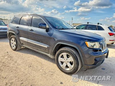 Czwarte zdjęcie samochodu z boku: 2013 JEEP GRAND CHEROKEE LAREDO VIN:1C4RJEAG9DC533708 - miniatura
