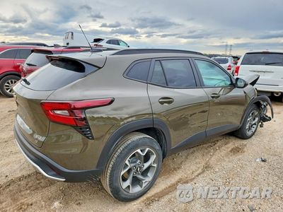 Trzecie zdjęcie samochodu z tyłu: 2024 CHEVROLET TRAX 1LT VIN:KL77LHE22RC084653 - miniatura