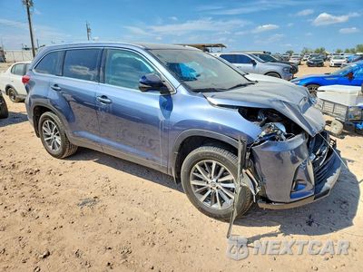 Czwarte zdjęcie samochodu z boku: 2019 TOYOTA HIGHLANDER XLE VIN:5TDJZRFH9KS735474 - miniatura