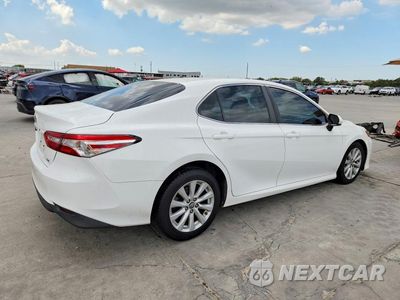 Trzecie zdjęcie samochodu z tyłu: 2018 TOYOTA CAMRY LE VIN:4T1B11HK1JU617205 - miniatura