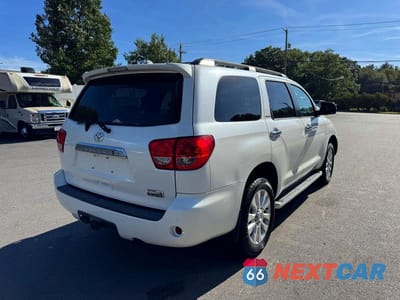 Trzecie zdjęcie samochodu z tyłu: 2011 TOYOTA SEQUOIA PLATINUM VIN:5TDDY5G17BS045796 - miniatura