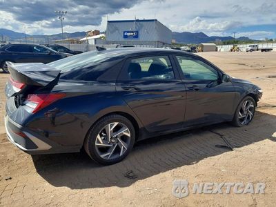 Trzecie zdjęcie samochodu z tyłu: 2025 HYUNDAI ELANTRA HYBRID SEL SPORT VIN:KMHLM4DJ9SU125937 - miniatura
