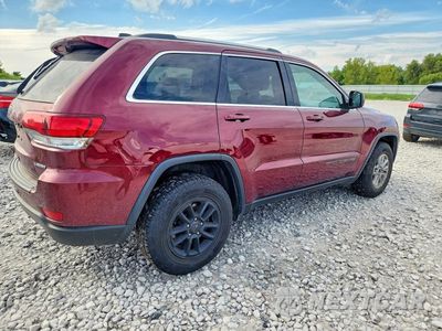Trzecie zdjęcie samochodu z tyłu: 2020 JEEP GRAND CHEROKEE LAREDO VIN:1C4RJFAG1LC304170 - miniatura