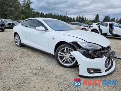 Czwarte zdjęcie samochodu z boku: 2015 TESLA MODEL S 60 VIN:5YJSA1S11FF081182 - miniatura