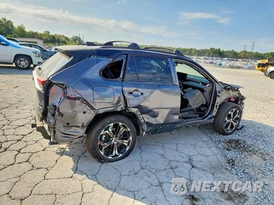 Trzecie zdjęcie samochodu z tyłu: 2025 TOYOTA RAV4 XSE VIN:JTMFB3FV7SD235418 - miniatura