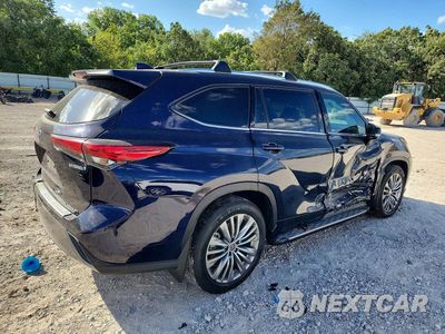 Trzecie zdjęcie samochodu z tyłu: 2022 TOYOTA HIGHLANDER HYBRID PLATINUM VIN:5TDEBRCH6NS082665 - miniatura