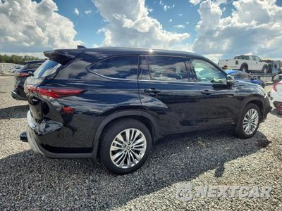 Trzecie zdjęcie samochodu z tyłu: 2026 TOYOTA HIGHLANDER HYBRID PLATINUM VIN:5TDEBRCH0TS708840 - miniatura