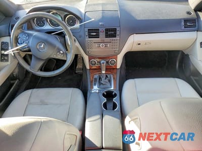Zdjęcie 8 z 12 samochodu: 2011 MERCEDES-BENZ C 300 4MATIC VIN:WDDGF8BB7BR148435 - miniatura
