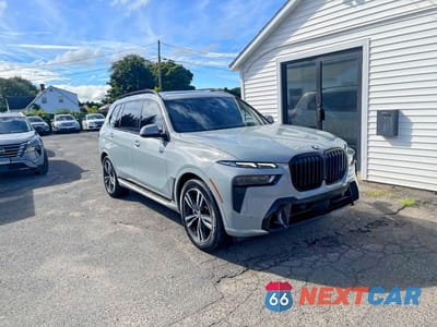Czwarte zdjęcie samochodu z boku: 2024 BMW X7 XDRIVE40I VIN:5UX23EM05R9S83624 - miniatura