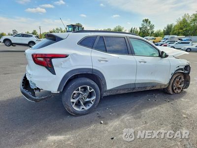 Trzecie zdjęcie samochodu z tyłu: 2025 CHEVROLET TRAX 1LT VIN:KL77LHEP8SC319543 - miniatura