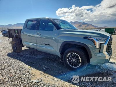 Czwarte zdjęcie samochodu z boku: 2025 TOYOTA TUNDRA SR5 VIN:5TFLA5DB8SX275709 - miniatura