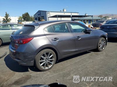 Trzecie zdjęcie samochodu z tyłu: 2018 MAZDA 3 TOURING VIN:3MZBN1L30JM249383 - miniatura