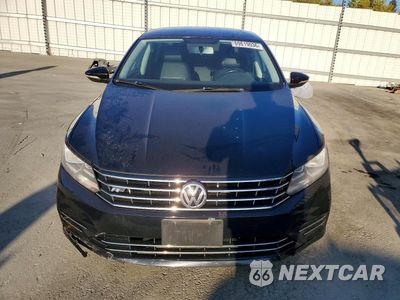 Piąte zdjęcie samochodu w środku: 2017 VOLKSWAGEN PASSAT R-LINE VIN:1VWDT7A33HC082226 - miniatura