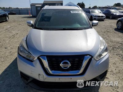 Piąte zdjęcie samochodu w środku: 2018 NISSAN KICKS SV VIN:3N1CP5CU6JL509151 - miniatura