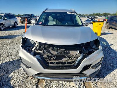 Piąte zdjęcie samochodu w środku: 2018 NISSAN ROGUE S VIN:5N1AT2MT2JC828865 - miniatura