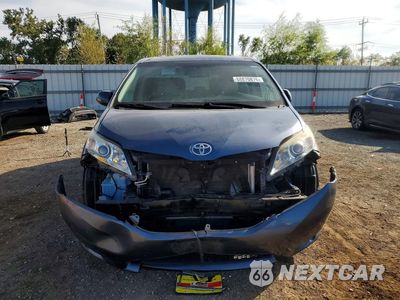 Piąte zdjęcie samochodu w środku: 2016 TOYOTA SIENNA XLE 8-PASSENGER VIN:5TDYK3DC5GS744901 - miniatura