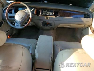 Zdjęcie 8 z 12 samochodu: 2000 LINCOLN TOWN CAR CARTIER VIN:1LNHM83W4YY836313 - miniatura