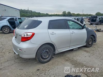Trzecie zdjęcie samochodu z tyłu: 2009 TOYOTA MATRIX BASE VIN:2T1KU40EX9C103252 - miniatura