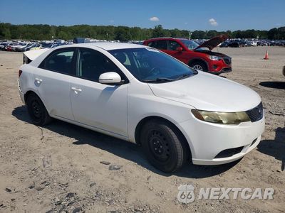 Czwarte zdjęcie samochodu z boku: 2013 KIA FORTE EX VIN:KNAFU4A25D5703301 - miniatura