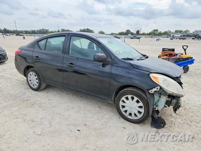 Czwarte zdjęcie samochodu z boku: 2014 NISSAN VERSA 1.6 S VIN:3N1CN7AP2EL816000 - miniatura
