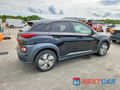 Trzecie zdjęcie samochodu z tyłu: 2021 HYUNDAI KONA SEL VIN:KM8K23AG6MU132965 - miniatura