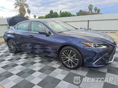 Czwarte zdjęcie samochodu z boku: 2024 LEXUS ES 350 BASE VIN:58ADZ1B16RU184499 - miniatura