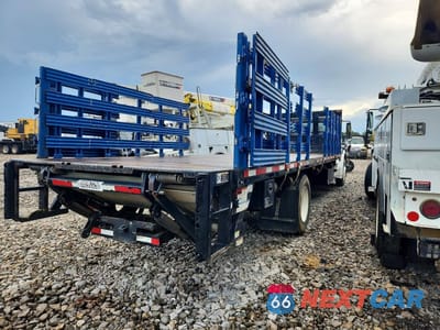 Trzecie zdjęcie samochodu z tyłu: 2017 FREIGHTLINER BUSINESS CLASS M2 FLATBED TRUCK VIN:1FVACXDT9HHJF1568 - miniatura