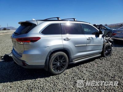 Trzecie zdjęcie samochodu z tyłu: 2019 TOYOTA HIGHLANDER SE VIN:5TDJZRFH7KS956085 - miniatura