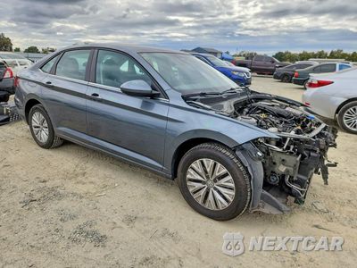 Czwarte zdjęcie samochodu z boku: 2020 VOLKSWAGEN JETTA S VIN:3VWCB7BU6LM048522 - miniatura